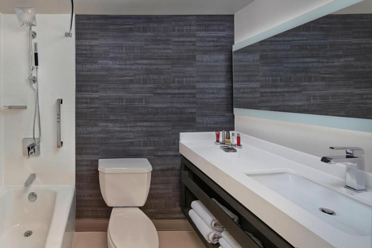 Guest room, King, Poolside view