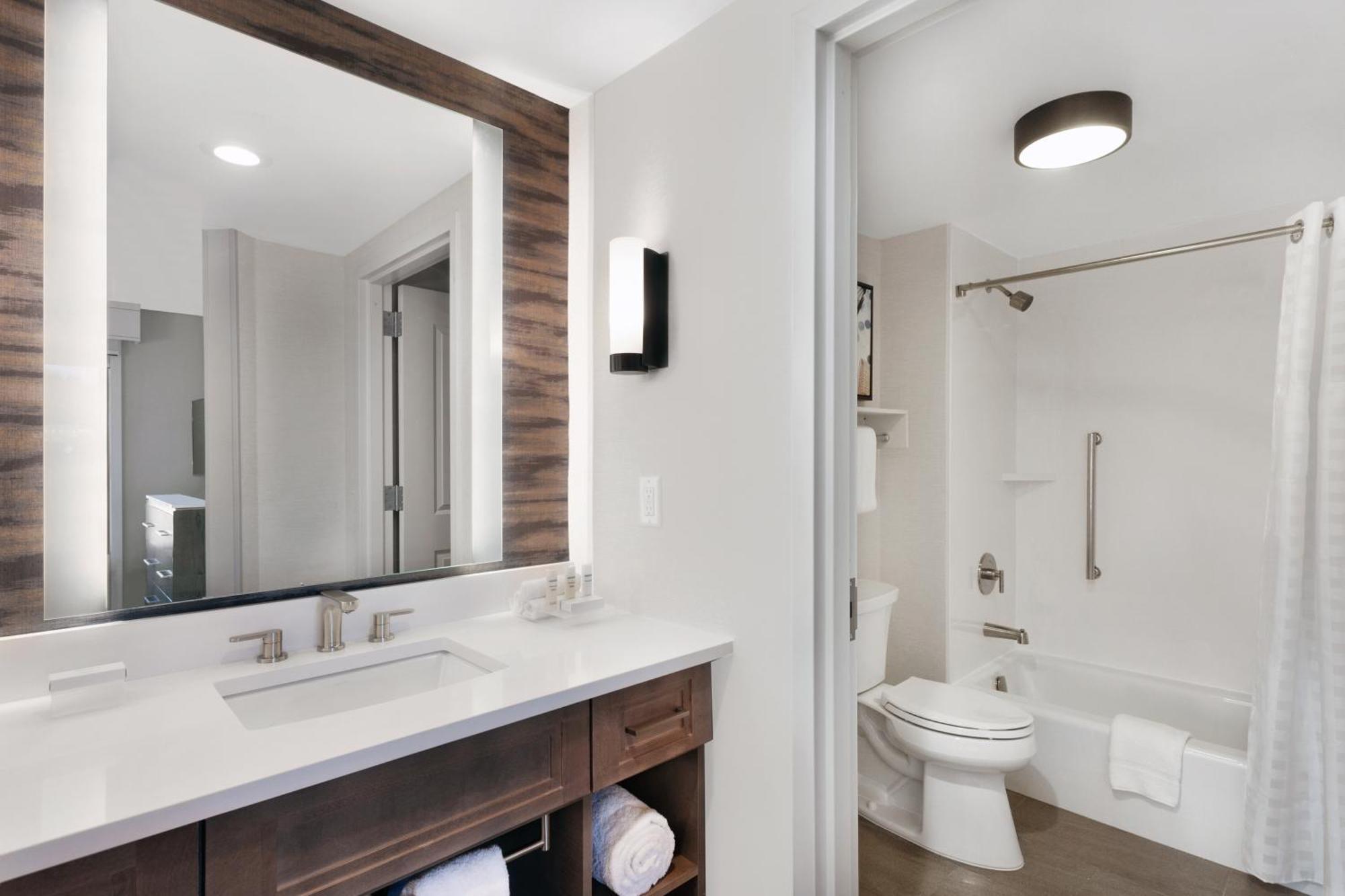 One-Bedroom Corner King Suite with River View